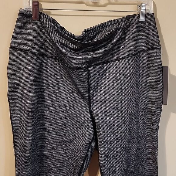 Torrid high rise active leggings Size 2 NWT - Picture 2 of 7